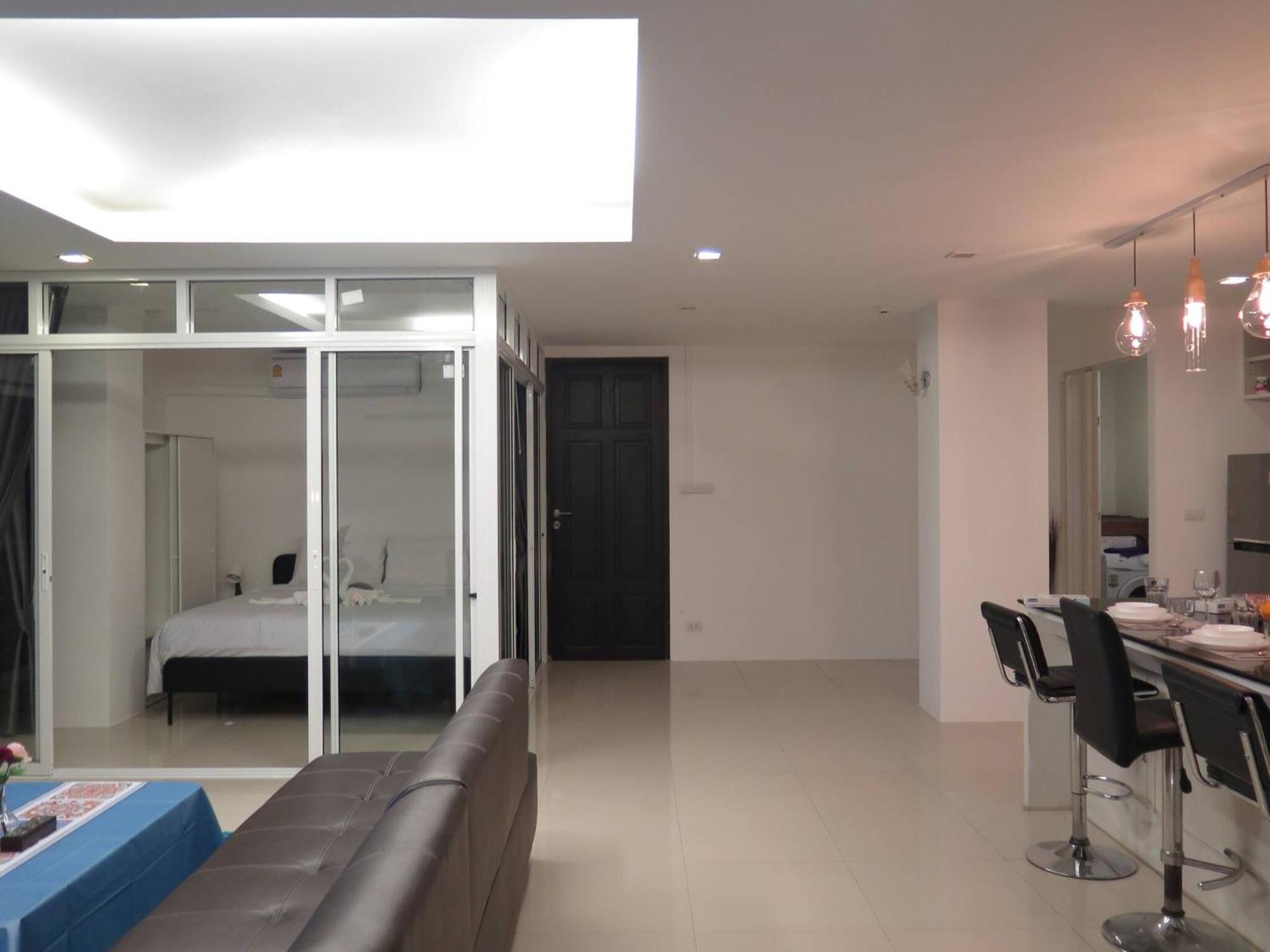6-18 - Penthouse 3 Bedrooms Walking To Apartment *